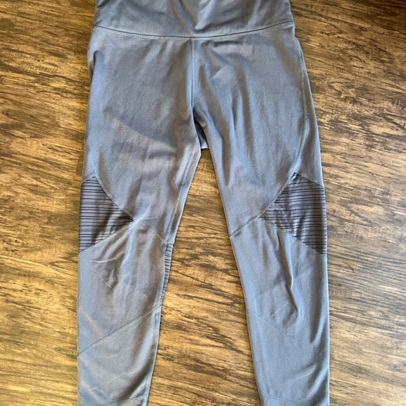 Fabletics Mesh Side Panel Legging - Picture 2 of 4